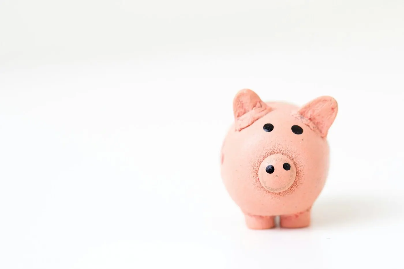 Ein rosa Sparschwein vor hellem Hintergrund